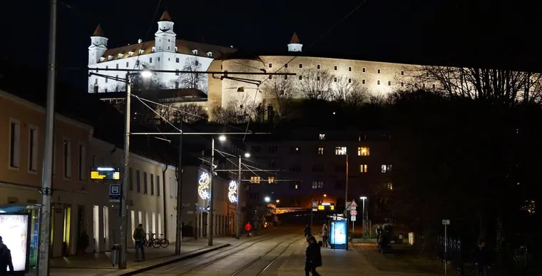 Bratislavský hrad v noci z Kapucínskej ulice